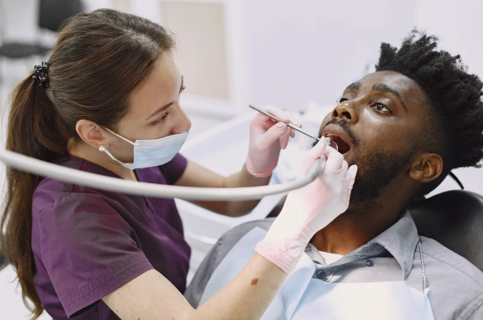 Cuidados Odontológicos para Pacientes com Doenças Crônicas: O Que Você Deve Saber